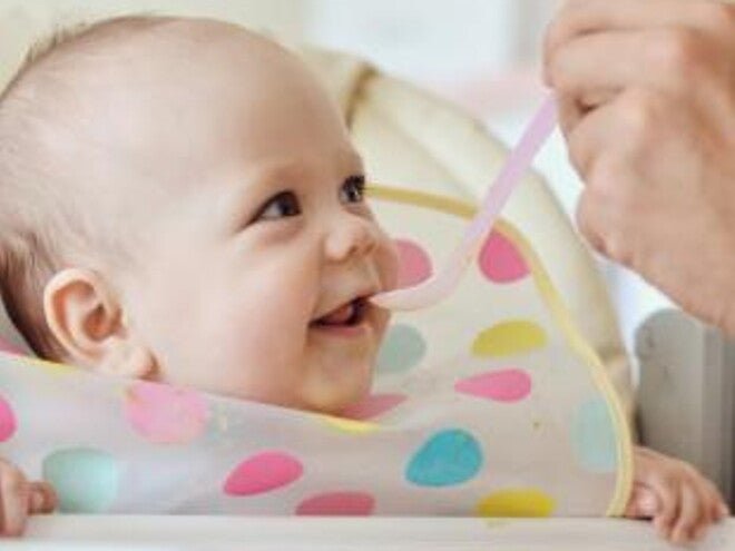 Dziecko je kaszkę Nestle Poznaj opinie mam o kaszkach Nestle