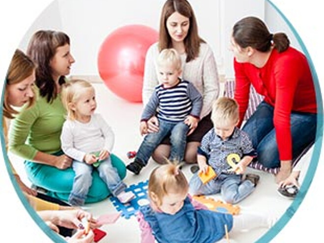 Uśmiechnięte mamy singielki z dziećmi podczas spotkania Uśmiechnięte mamy singielki z dziećmi podczas spotkania