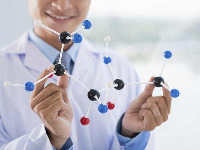 Naukowiec trzymający w ręku molekuły białka