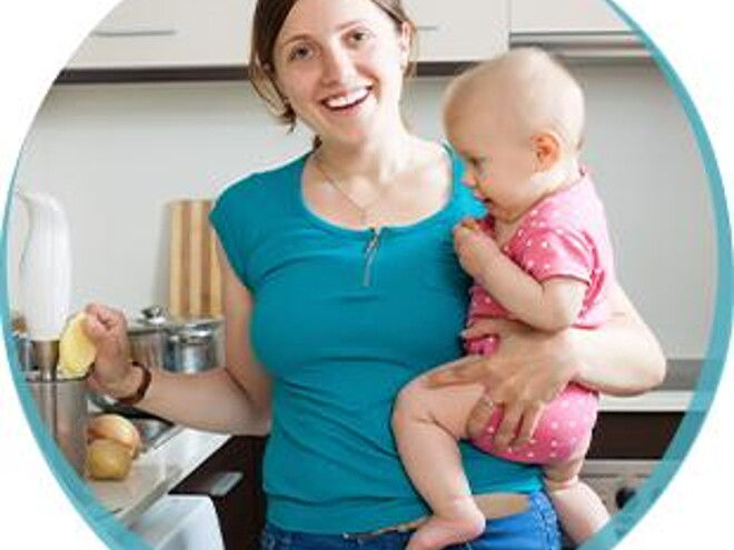 Mama gotująca z niemowlakiem Mama gotująca z niemowlakiem