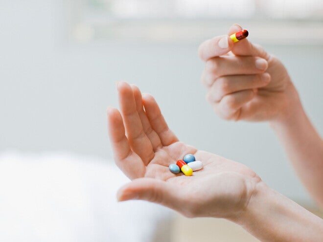 pills-hands-resized Suplementacja w diecie karmiącej - kaprys czy konieczność?