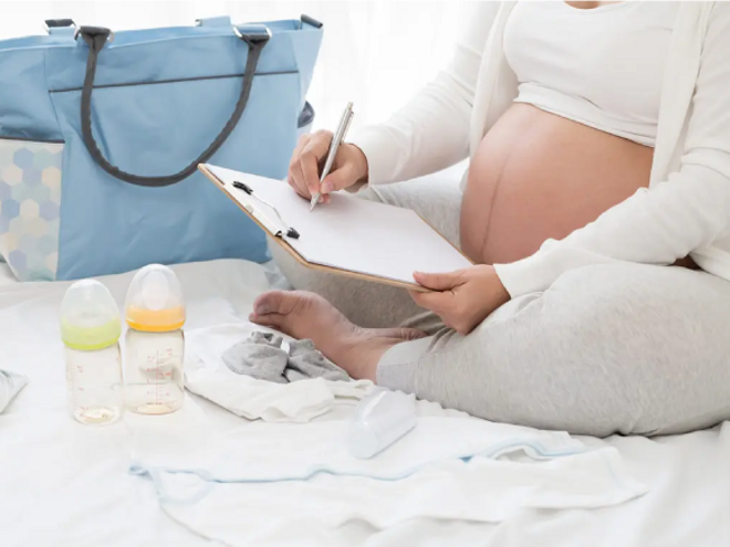 Mama wypełniająca plan porodu Mama wypełniająca plan porodu