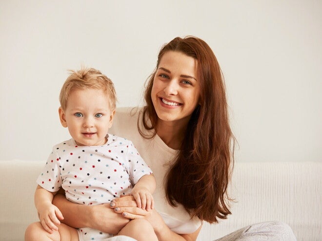 Rozwój dziecka po 1. roku życia: uśmiechnięta mama z dzieckiem