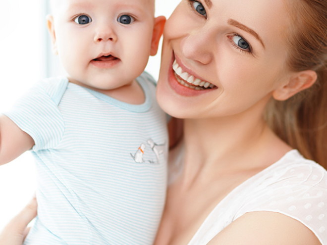 Uśmiechnięta mama z dzieckiem Uśmiechnięta mama z dzieckiem