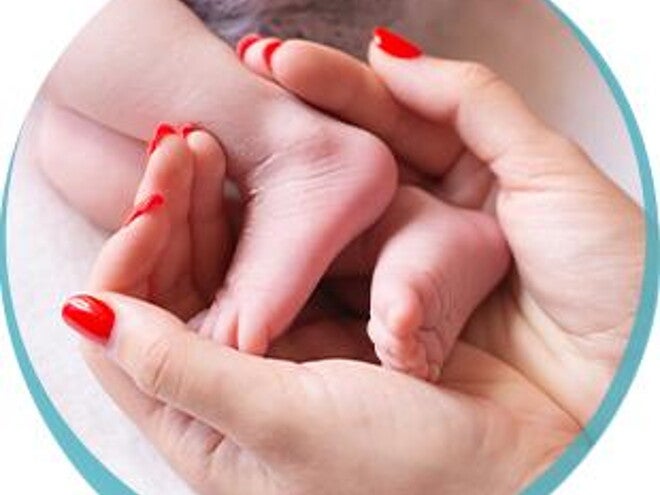mama trzymająca nóżki maluszka mama trzymająca nóżki maluszka