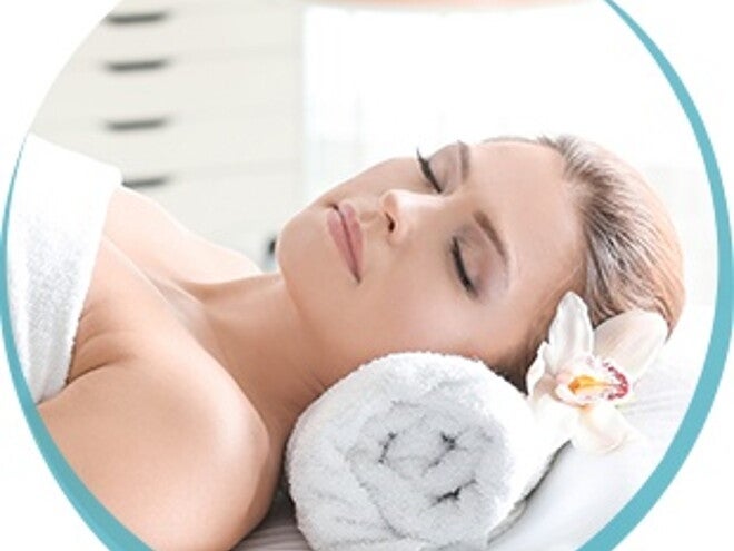 Kobieta w ciąży relaksująca się w SPA