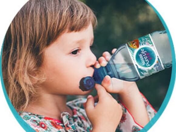 Dziewczynka pijąca wodę z butelki