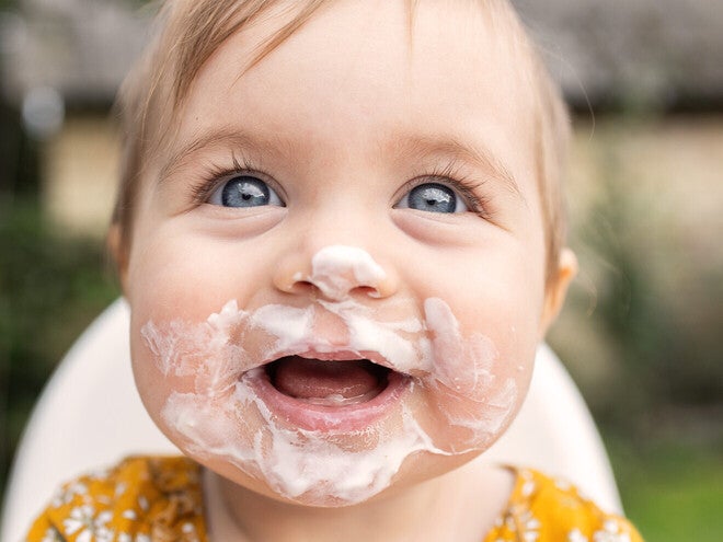Dziecko jedzące deserek Nestlé Yogolino z kubeczka