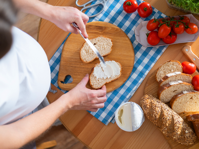 Żywienie w ciąży | Nestlé FamilyNes Żywienie w ciąży – kobieta w 3. trymestrze przygotowuje kanapki