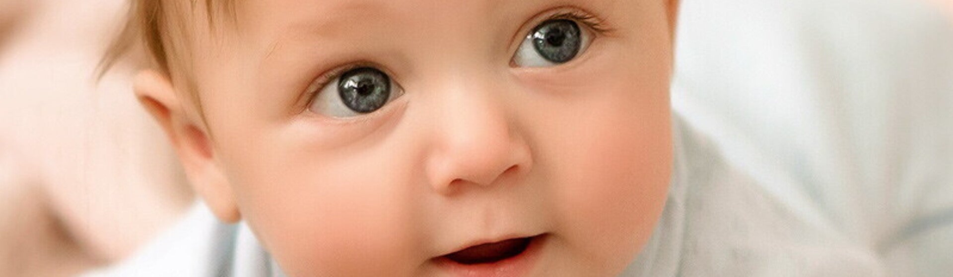 Niemowlak leżący na łóżku