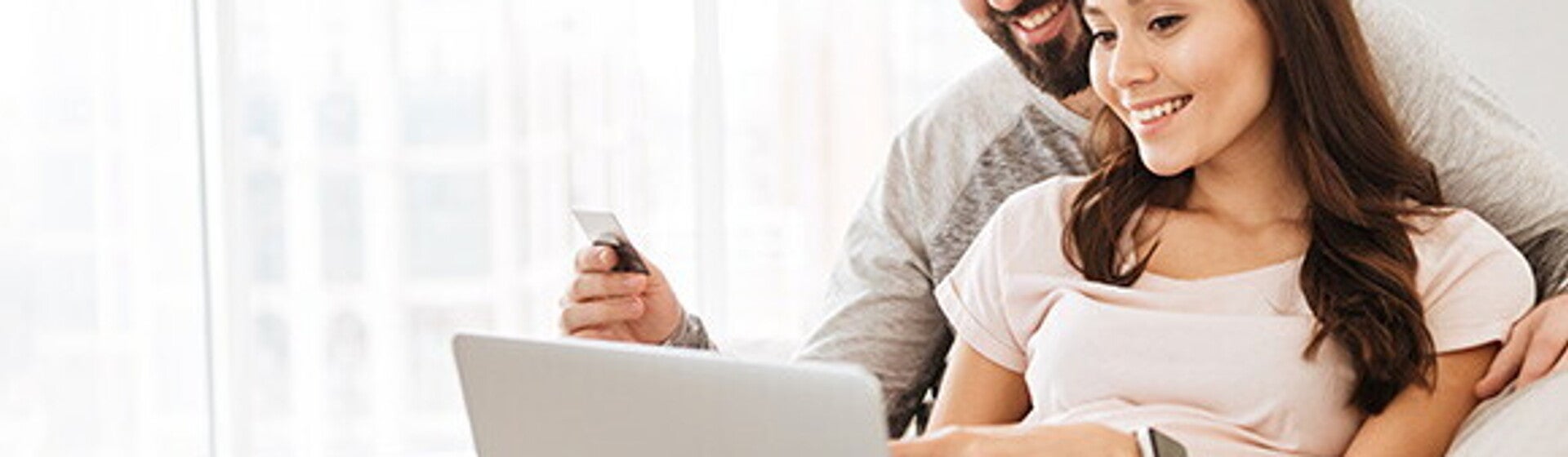 Para, która spodziewa się dziecka, korzystająca z narzędzi dla przyszłych rodziców