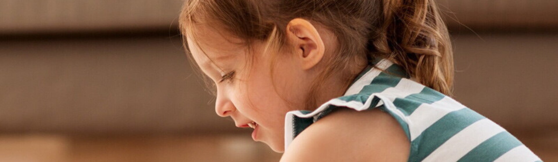 Dziewczynka bawiąca się z misiem