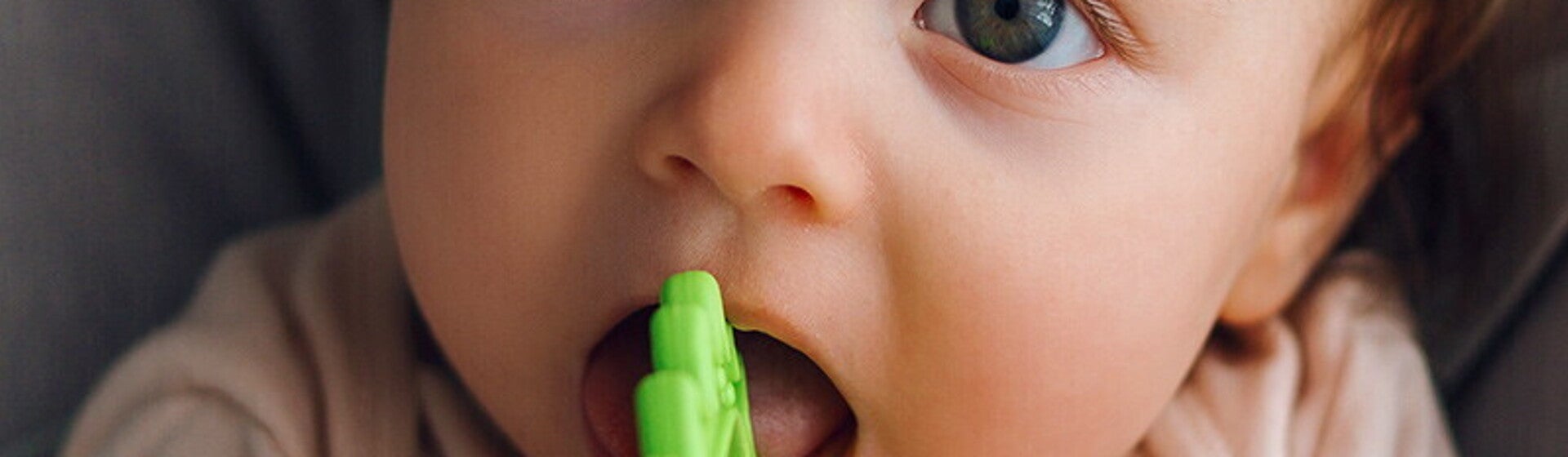 Niemowlak trzymający gryzak