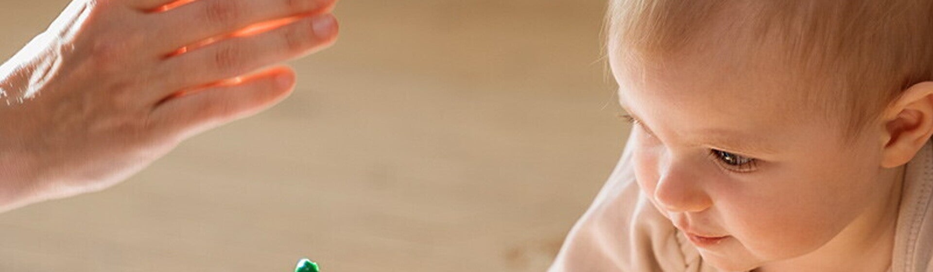 Raczkujący niemowlak z zabawkami