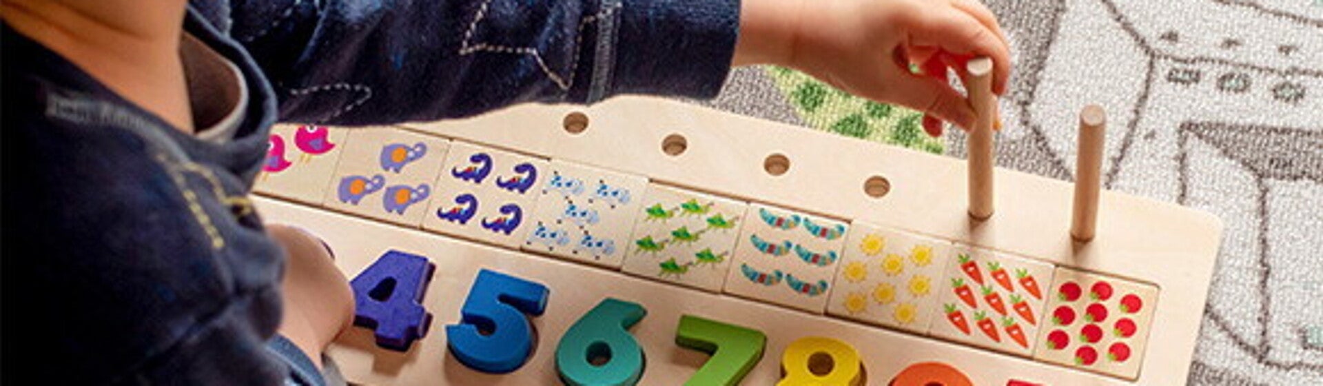 Młoda mama trzymająca dziecko i całująca je w policzek