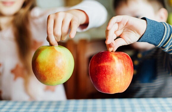 Prawidłowa dieta dziecka: dzieci trzymające w dłoniach jabłko