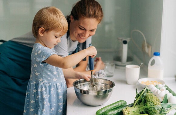 Prawidłowa dieta dziecka: mama gotująca z dzieckiem zdrowy posiłek
