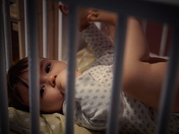 Dziecko samodzielnie zasypiające w łóżeczku