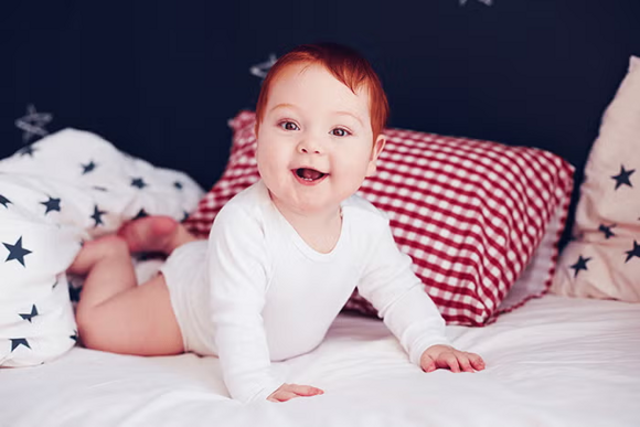 baby raises its head baby raises its head