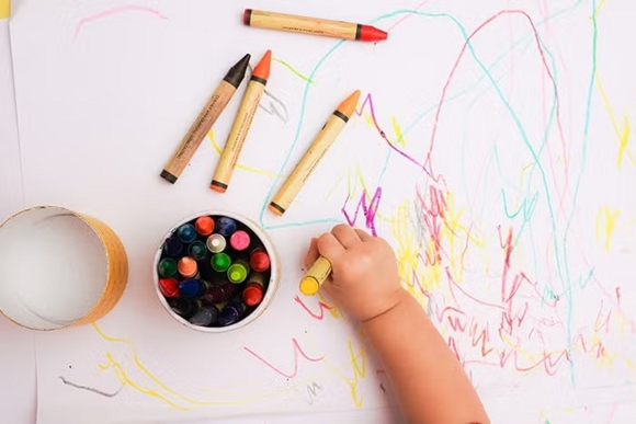 Mama i niemowlę na kanapie