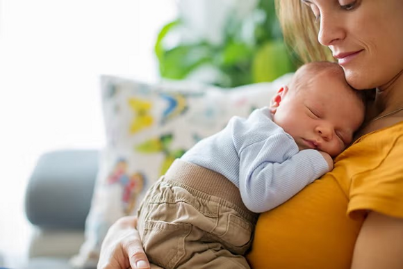 Noworodek śpi na brzuchu mamy Noworodek śpi na brzuchu mamy