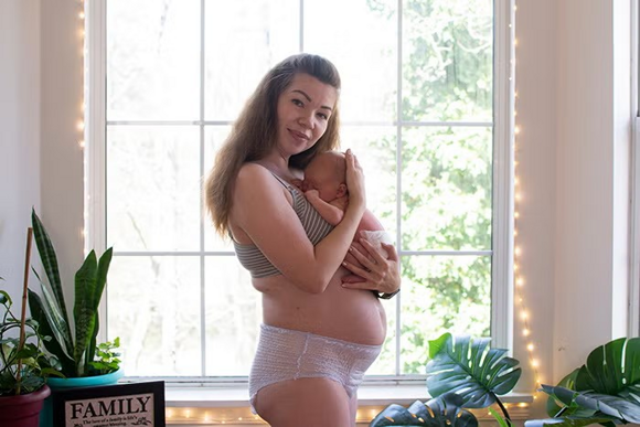 Mama po cesarce w bieliźnie poporodowej Mama po cesarce w bieliźnie poporodowej