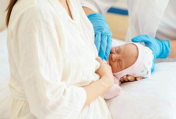 Doradczyni laktacyjna wyjaśnia mamie, jak uniknąć bólu piersi podczas karmienia