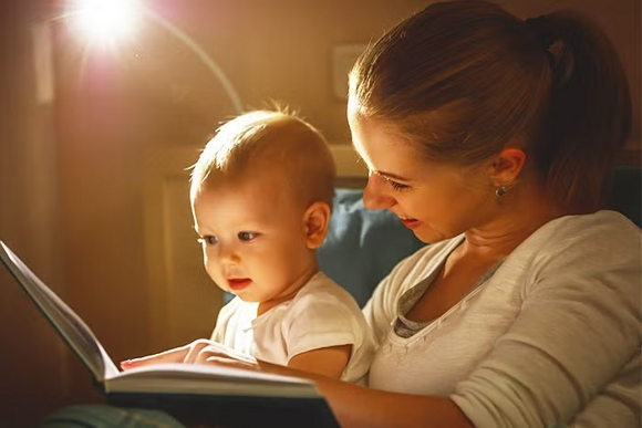 Mama czyta dziecku książkę Mama czyta dziecku książkę
