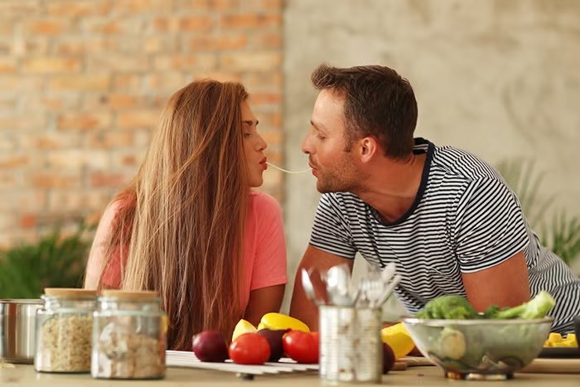 zakochana para je spaghetti