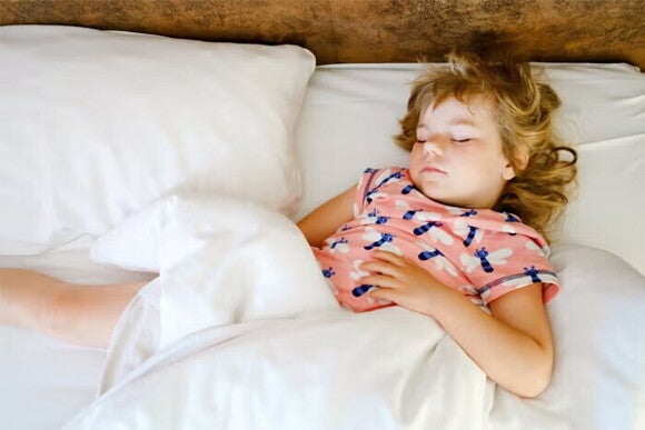 Śpiąca dziewczynka z objawami odwodnienia u dziecka 3-letniego Śpiąca dziewczynka z objawami odwodnienia u dziecka 3-letniego