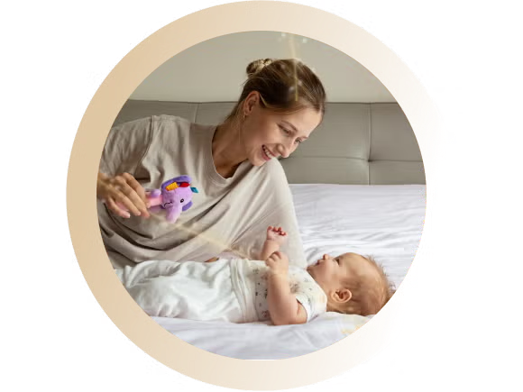 Mama bawiąca się z dwumiesiecznym dzieckiem