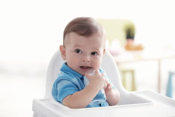 bawiące się niemowlę z mamą bawiące się niemowlę z mamą