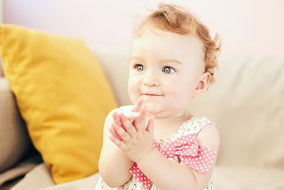 klaszczące niemowlę klaszczące niemowlę