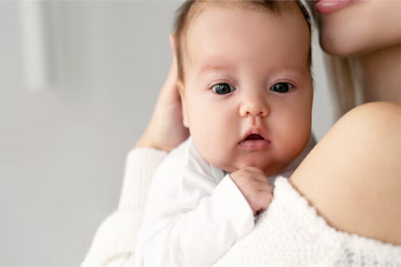 Częsta czkawka u dziecka – mama nosi noworodka po karmieniu Częsta czkawka u dziecka – mama nosi noworodka po karmieniu