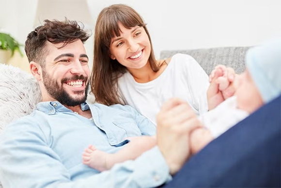 mama przytula niemowlaka