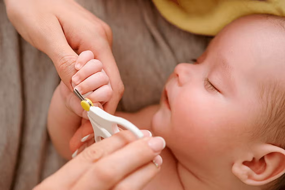 obcinanie paznokci u rąk niemowlaka obcinanie paznokci u rąk niemowlaka
