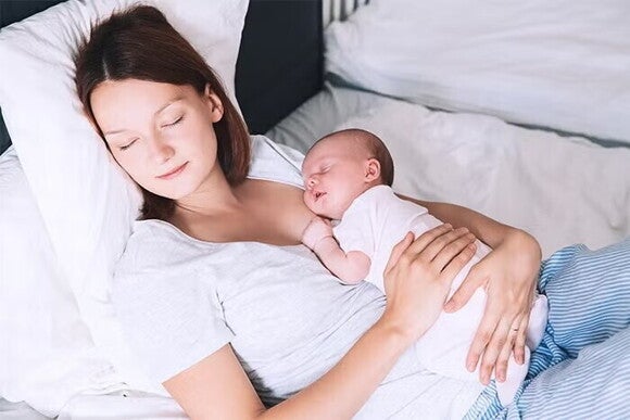 maluszek spiacy na mamie maluszek spiacy na mamie