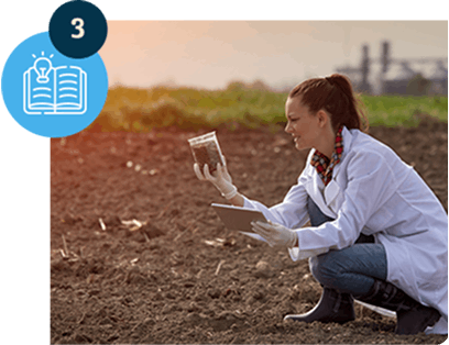 Młoda kobieta agronom sprawdzająca jakość gleby na polu