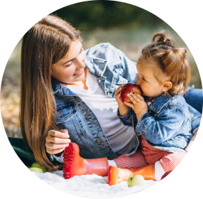 Mama z małą córeczką na pikniku w jesiennym parku Mama z małą córeczką na pikniku w jesiennym parku