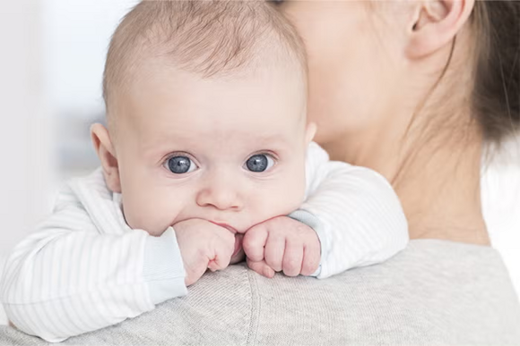 Dziecko z dużymi niebieskimi oczami Dziecko z dużymi niebieskimi oczami
