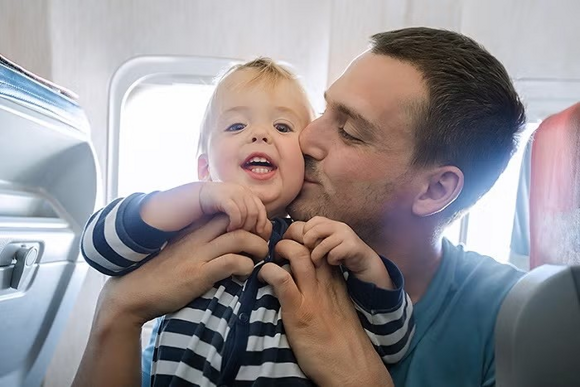 dziecko w samolocie dziecko w samolocie