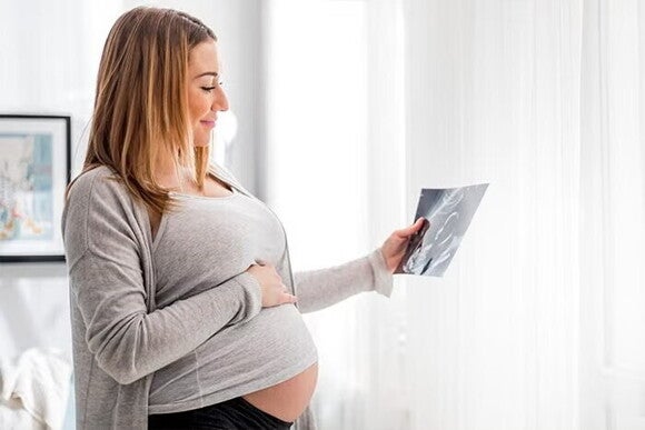 Przyszła mama trzyma USG Przyszła mama trzyma USG