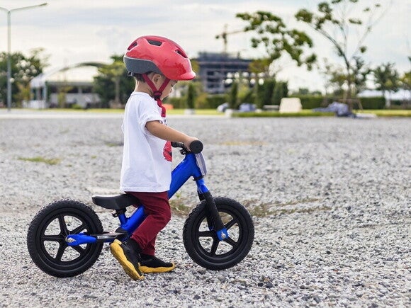 Motoryczny rozwój dziecka: nauka jazdy na rowerku