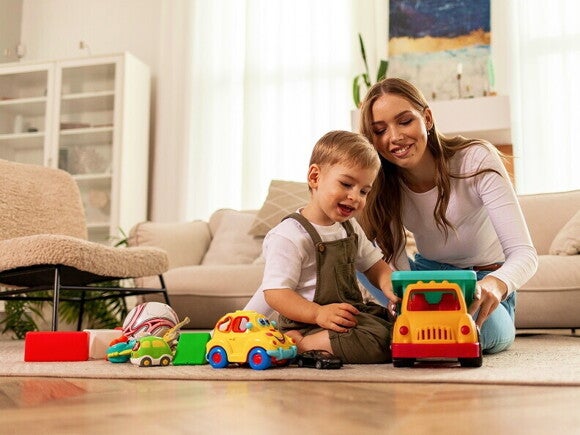 Dziecko w wieku przedszkolnym bawiące się z mamą