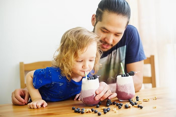 dziecko siedzi na plazy