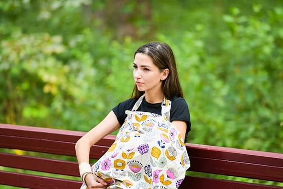 karmienie piersią w parku karmienie piersią w parku