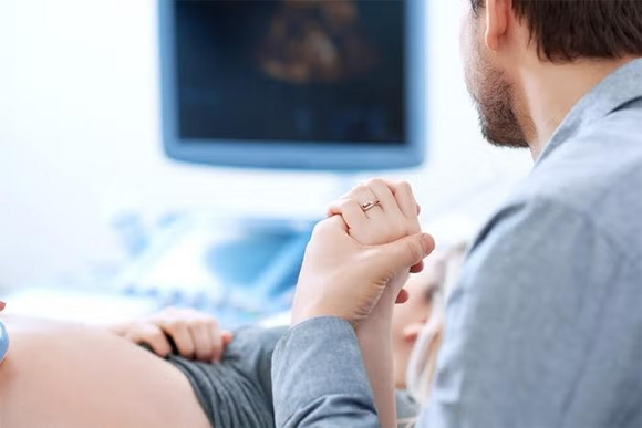 Couple during pregnancy screening Couple during pregnancy screening