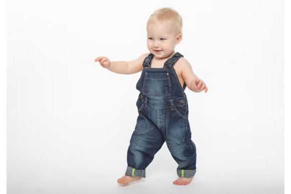 Dziecko stawia pierwsze kroki