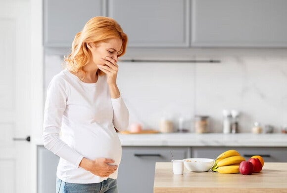 Brak apetytu w ciąży w 2. trymestrze – kobieta z niechęcią patrzy na jedzenie