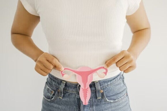 PCOS – kobieta trzymająca w dłoniach papierowy szablon żeńskiego układu rodnego PCOS – kobieta trzymająca w dłoniach papierowy szablon żeńskiego układu rodnego